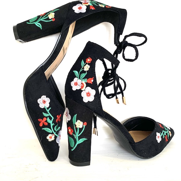 zapato flor bordada negro