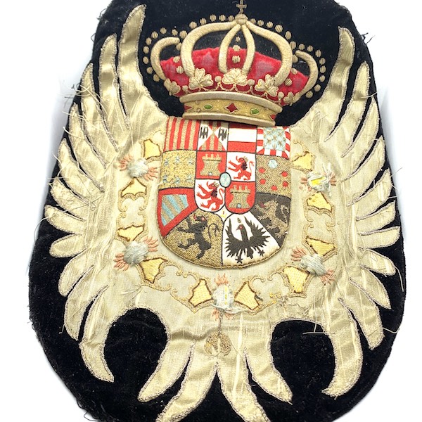 Escudo bordado en oro y sedas antiguo