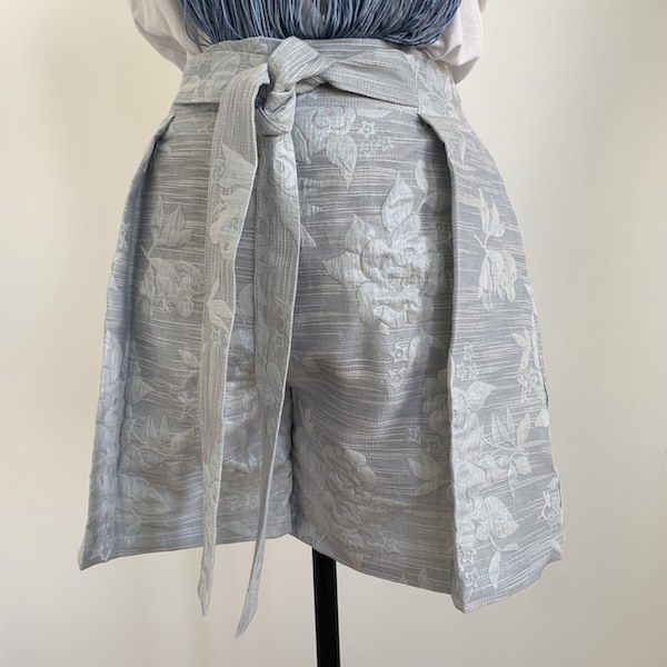 short brocado gris