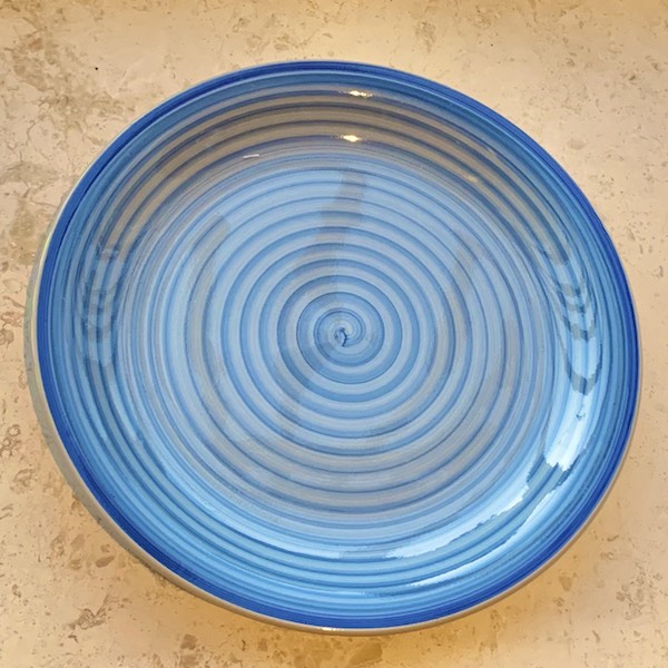 bajo plato azul pintado 